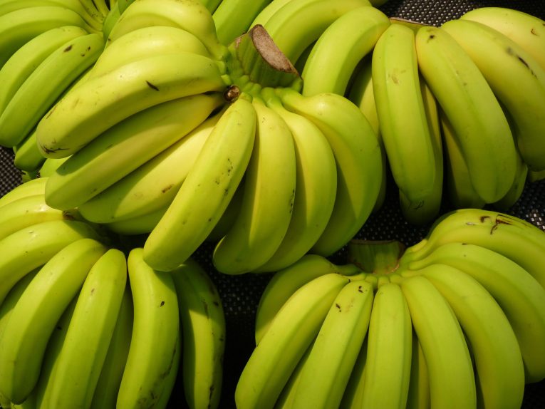 closeup-shot-ripe-bananas-stuck-together-scaled